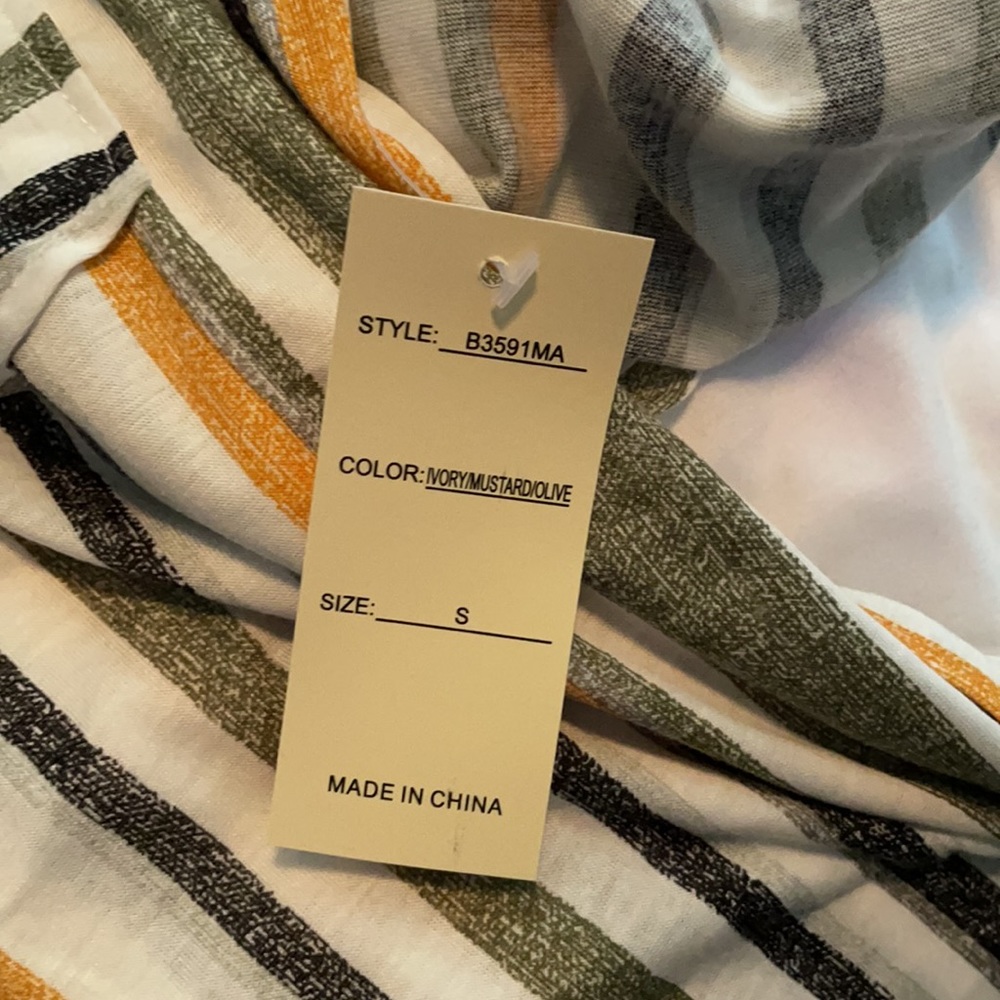 NWT size small women’s/juniors top - Picture 6 of 6